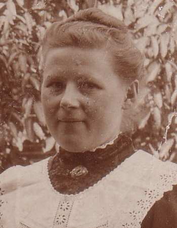 johanna_bramer_geb._1890_1966_foto_ca._1910__in_dienst_bij_ter_brake_.jpg